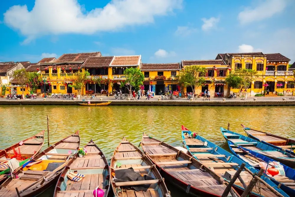 Cảnh quan phố cổ Hội An với những ngôi nhà cổ và đèn lồng