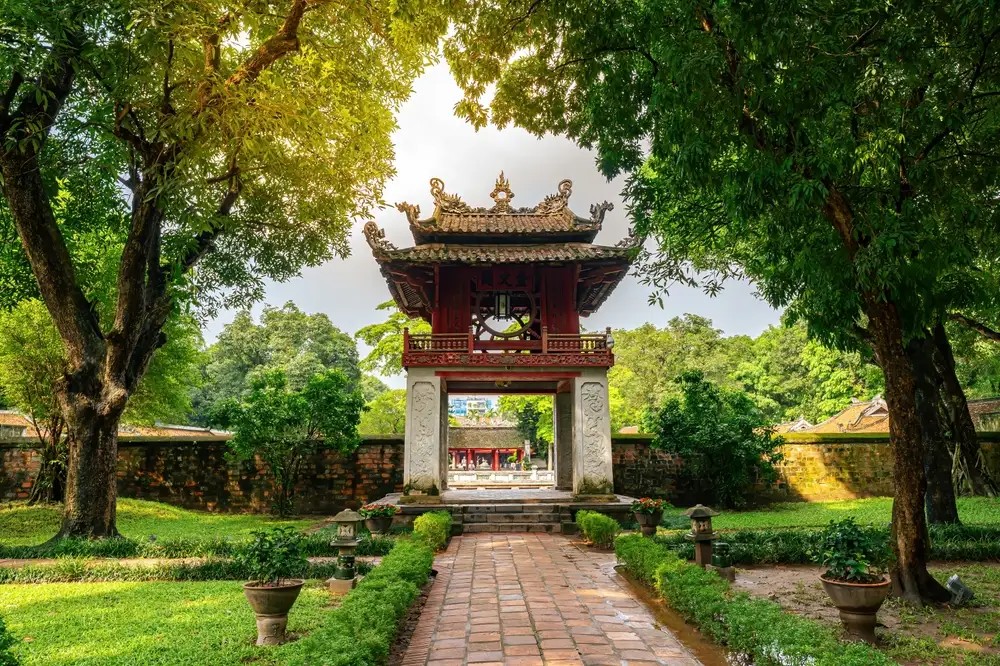 Văn Miếu - Quốc Tử Giám là trường đại học đầu tiên của Việt Nam.