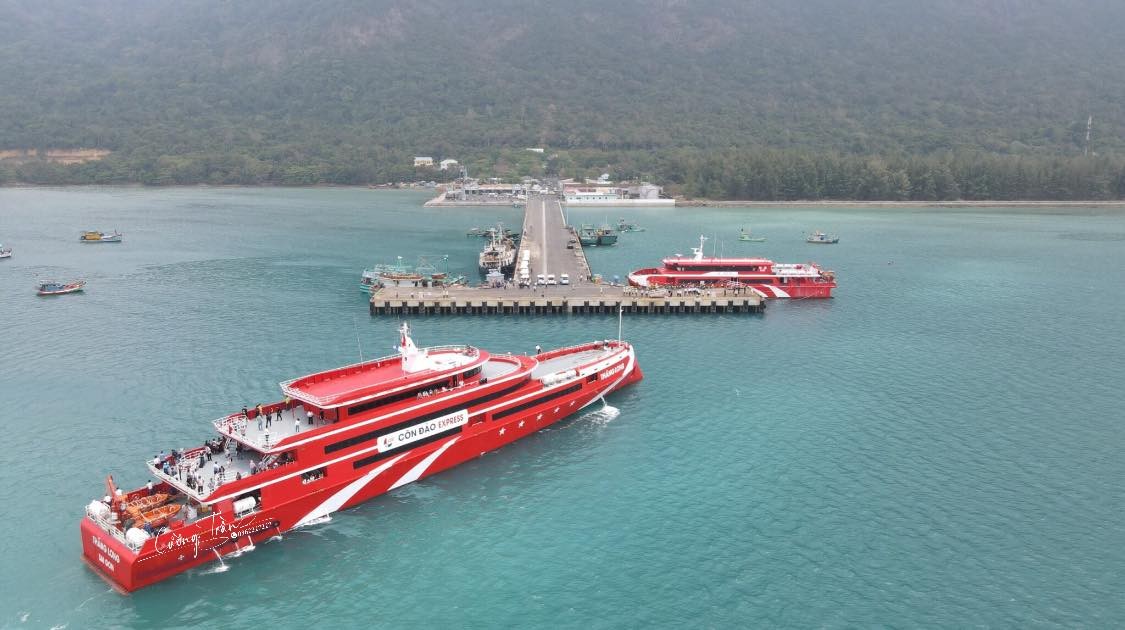 Hành khách lên tàu cao tốc tại cảng.