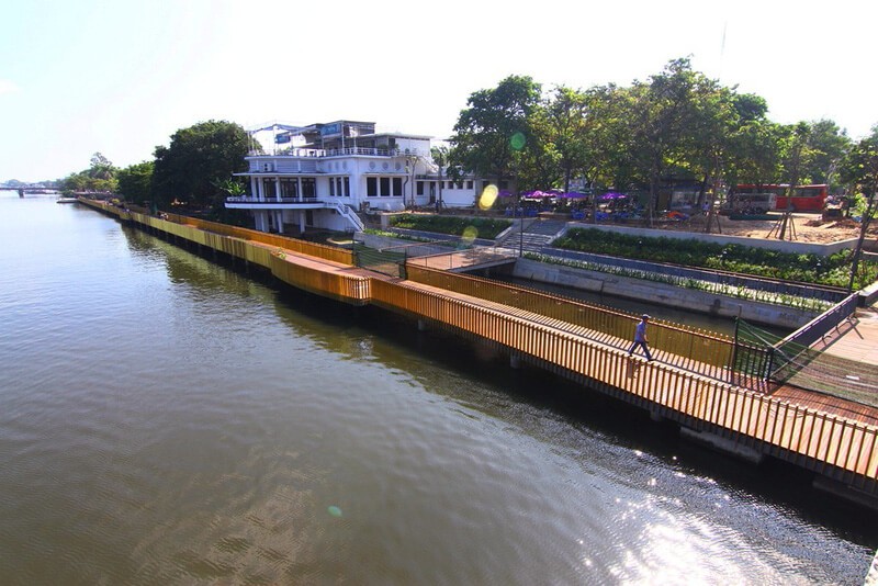 Cầu gỗ lim thơ mộng bên bờ Sông Hương