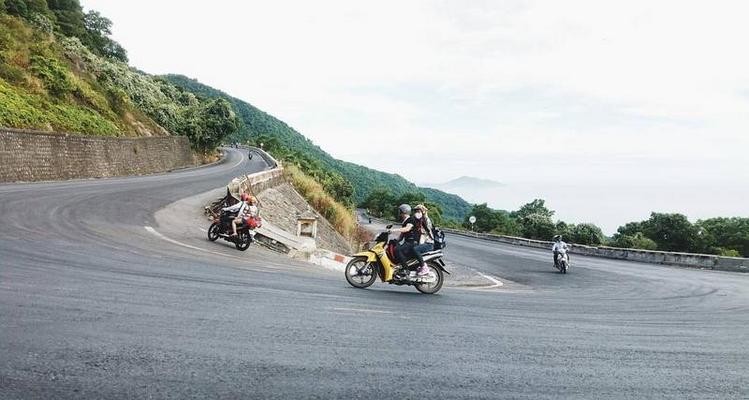 Xe máy trên đường quốc lộ