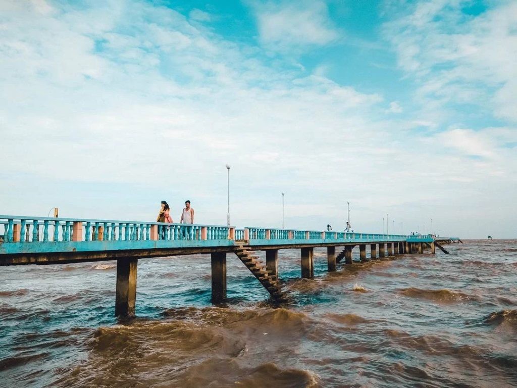 Khung cảnh biển Tân Thành với cát đen