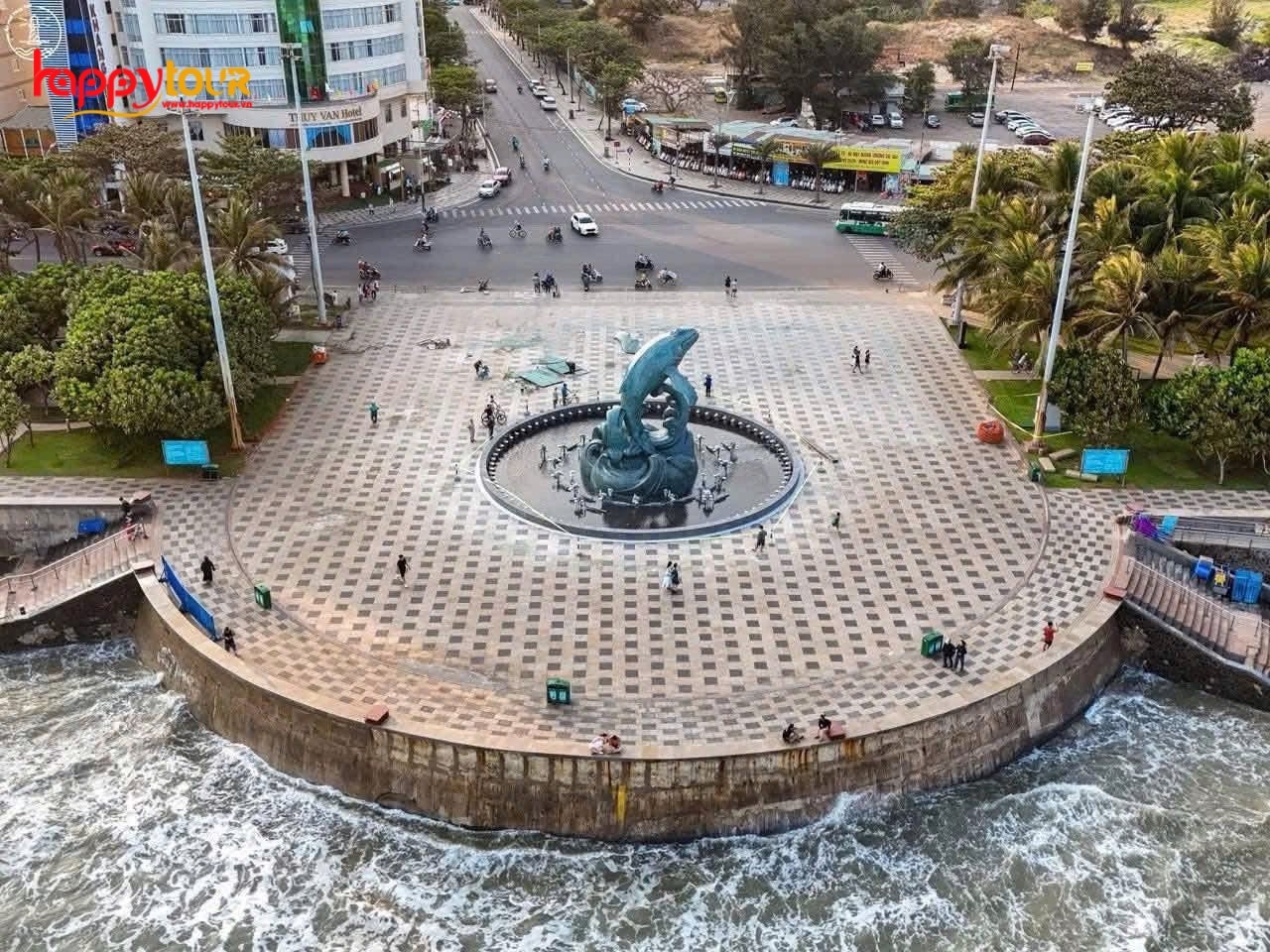 Tượng Cá Ông uy nghi, đầy linh thiêng.
