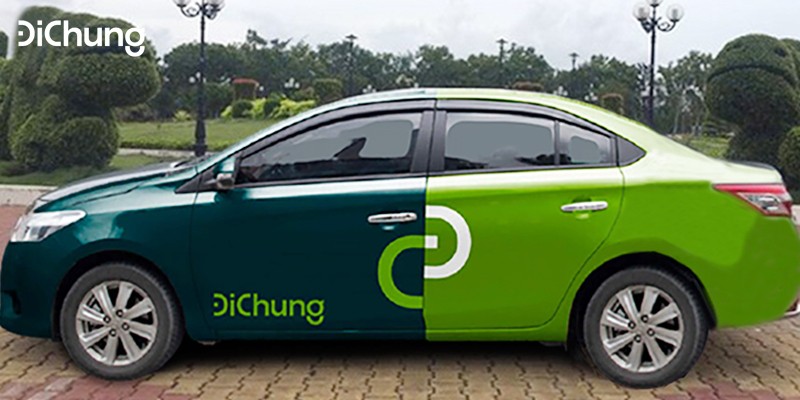 Xe taxi di chuyển trên đường