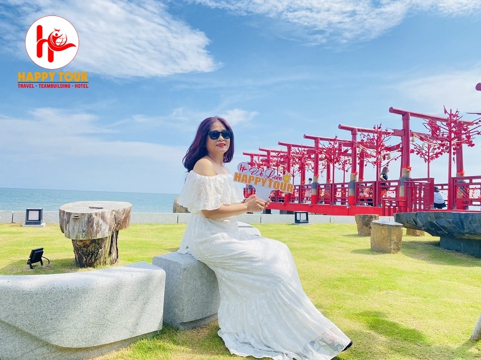 Những ổ khóa tình yêu được treo trên Cầu Tình Yêu.