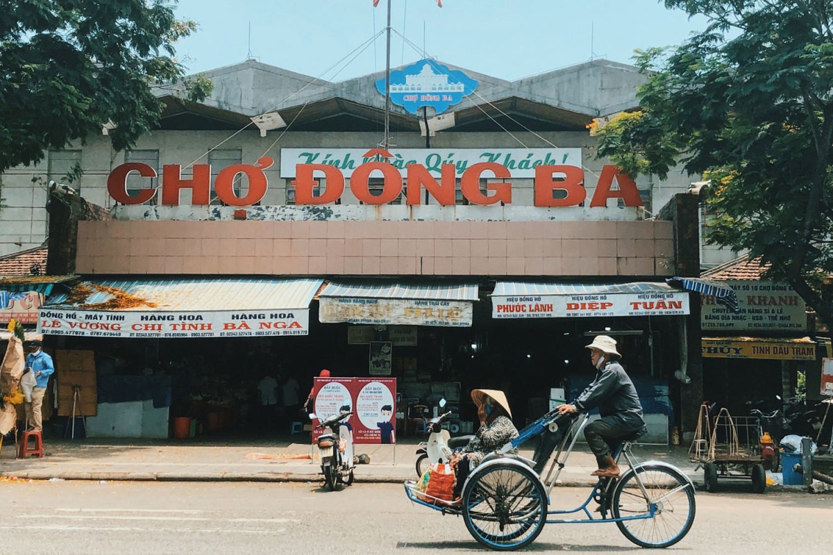 Chợ Đông Ba sầm uất