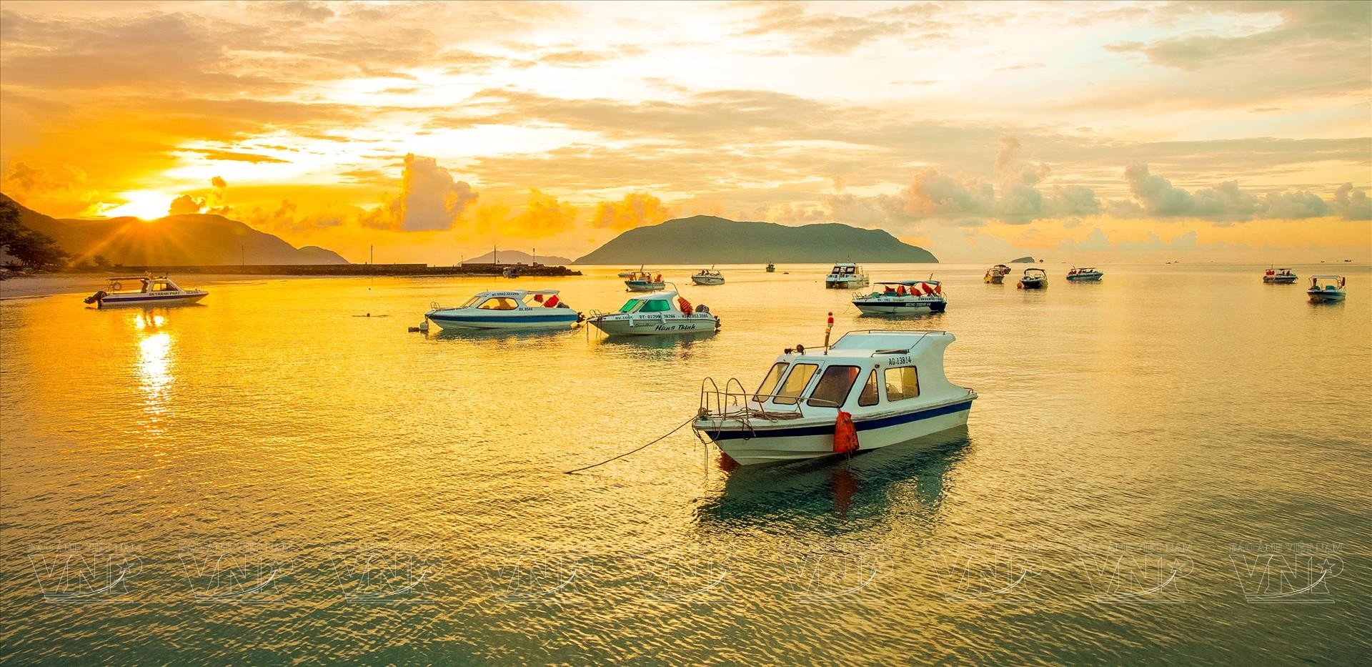 Một bãi biển hoang sơ tuyệt đẹp tại Côn Đảo với cát trắng và nước biển xanh biếc.