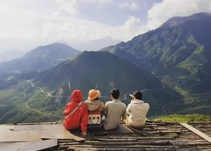 Toàn cảnh thung lũng Mường Hoa với những thửa ruộng bậc thang xanh mướt trải dài.