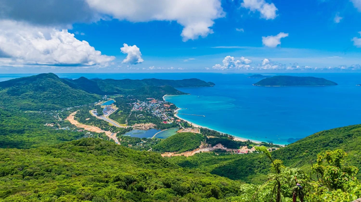 Vẻ đẹp của Côn Đảo với bãi biển xanh ngắt và những dãy núi hùng vĩ.