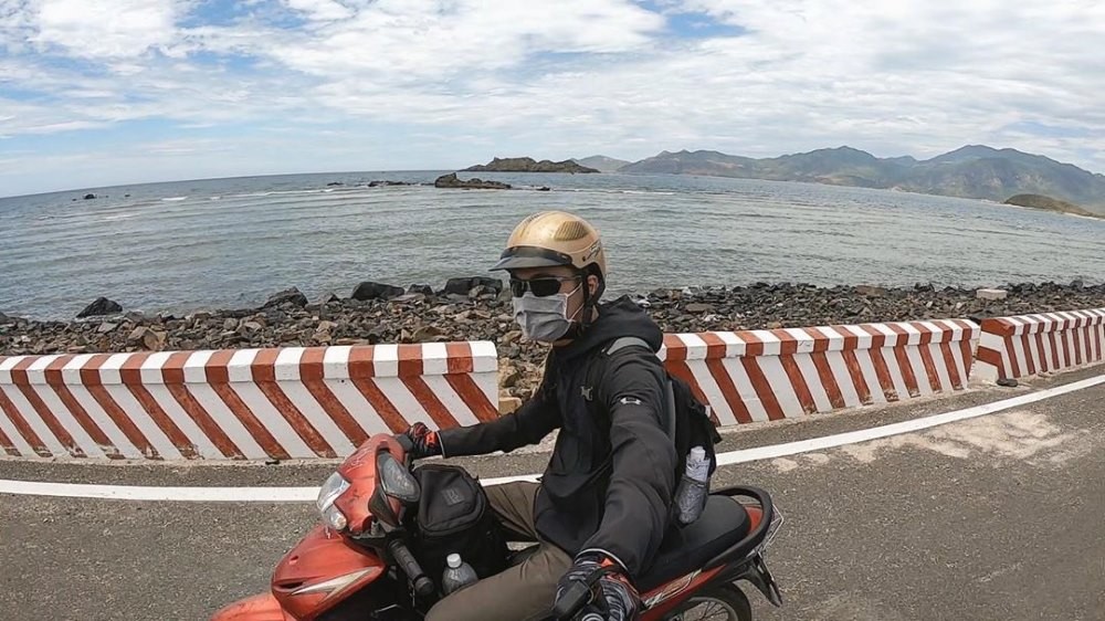 Phương tiện xe máy được nhiều bạn trẻ lựa chọn đến bãi biển này