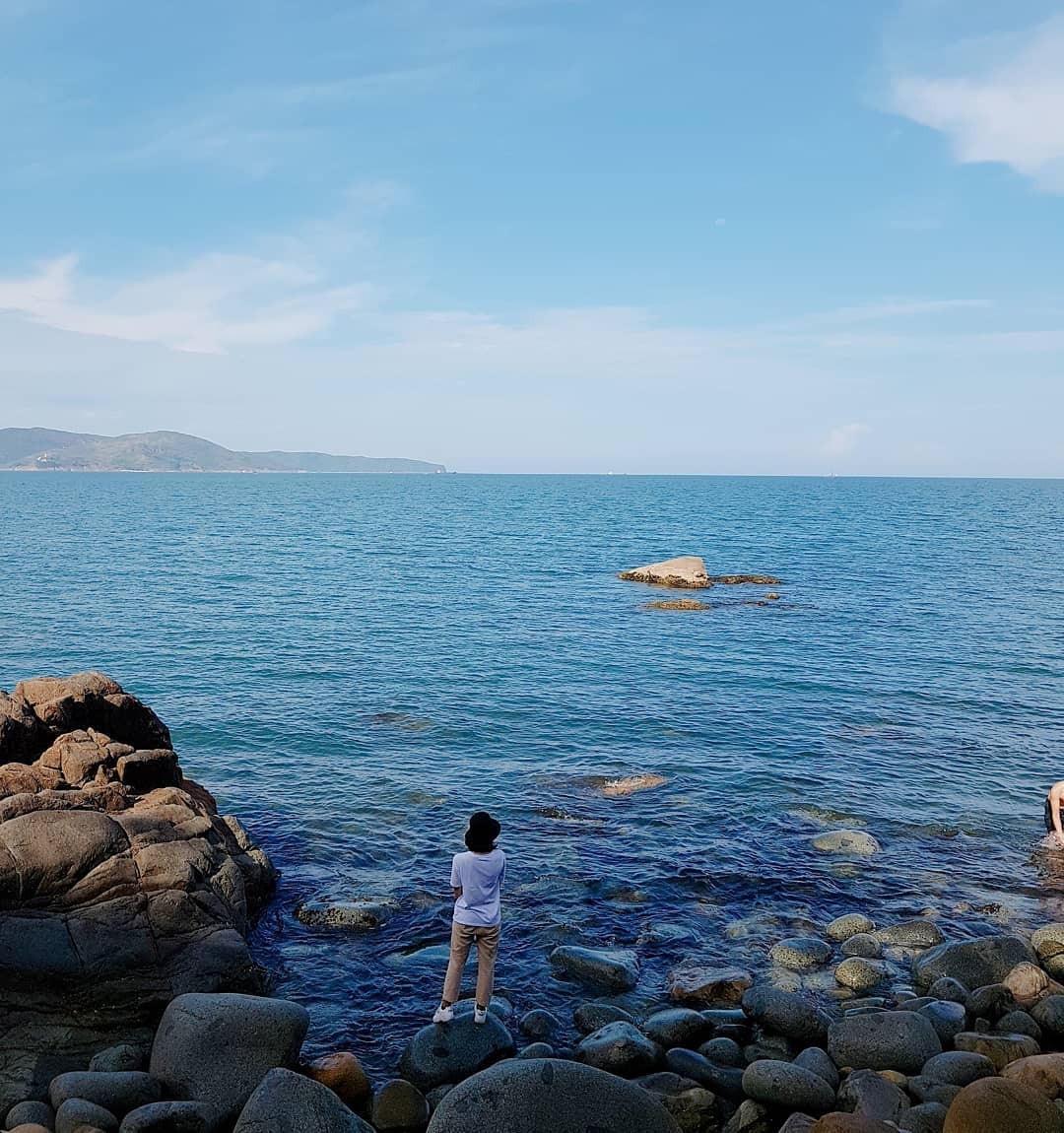 Ghềnh Ráng còn có tên gọi là bãi tắm Hoàng Hậu vì trước đây nơi này là nơi Nam Phương Hoàng Hậu thường tới để tắm