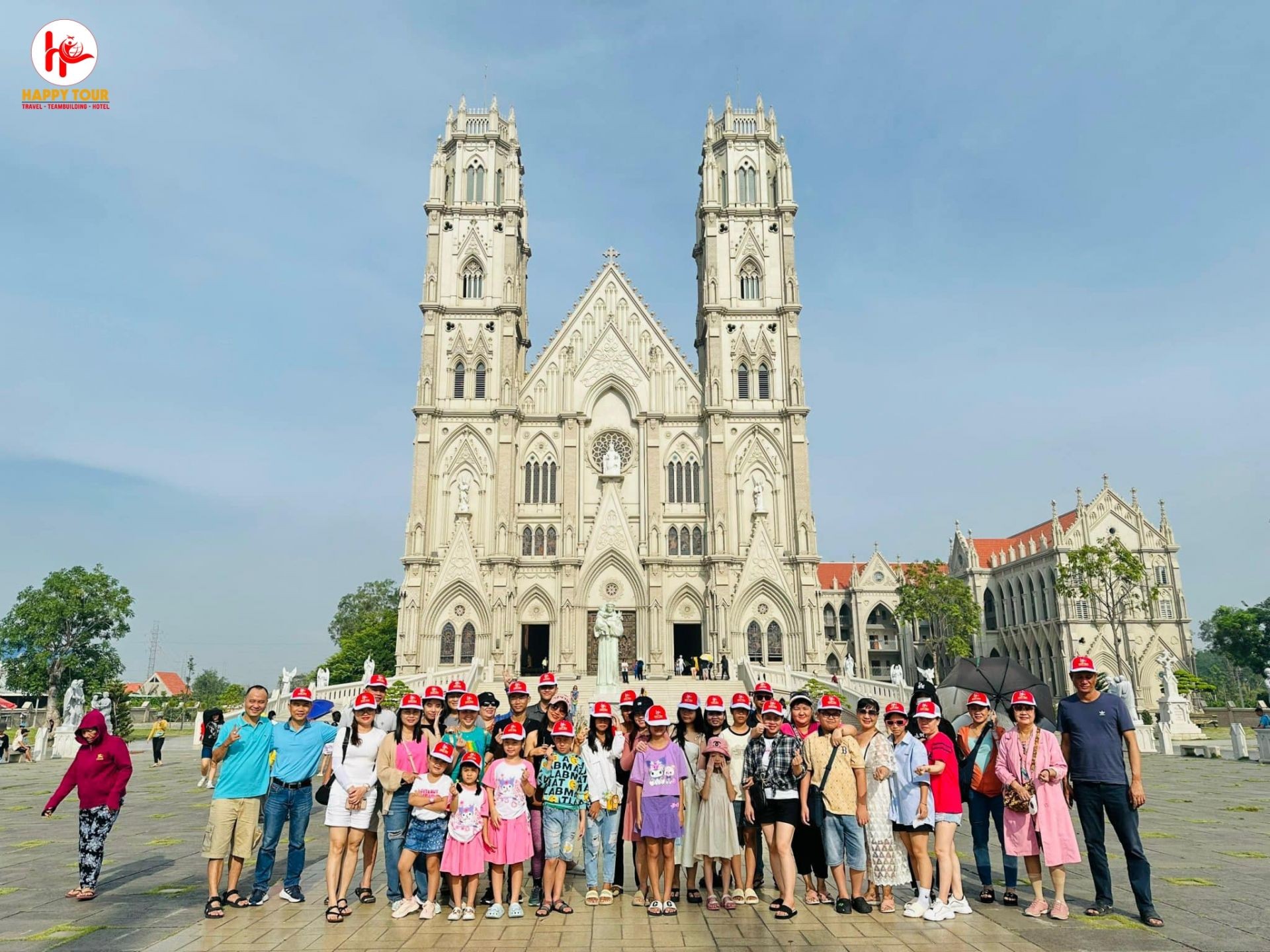 Nhà thờ Giáo xứ Song Vĩnh uy nghi, lộng lẫy.