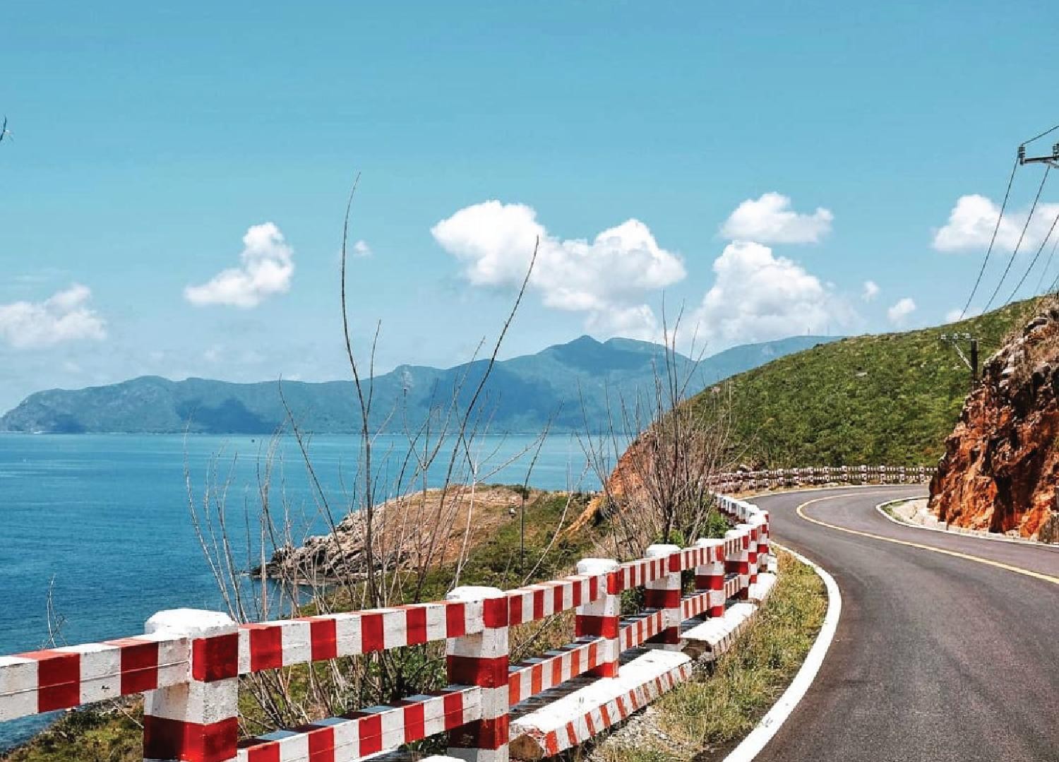 Cảnh biển Côn Đảo nhìn từ trên cao với màu xanh ngọc bích đặc trưng.