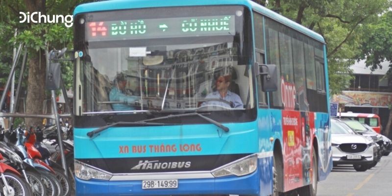 Xe buýt trên đường phố Hà Nội