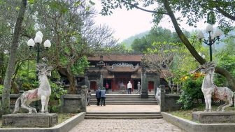 Với vẻ đẹp thơ mộng và cổ kính, Đền Sóc là nơi để bạn khám phá một phần quý báu của văn hóa và lịch sử Việt Nam