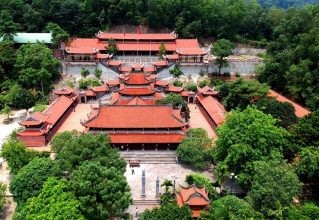 Bức tranh thiên nhiên tại Chùa Non Nước tạo nên một khung cảnh thiêng liêng và hùng vĩ