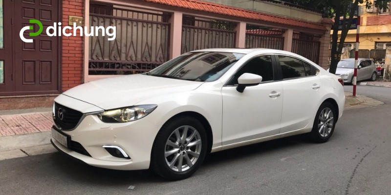 Xe limousine di chuyển trên đường