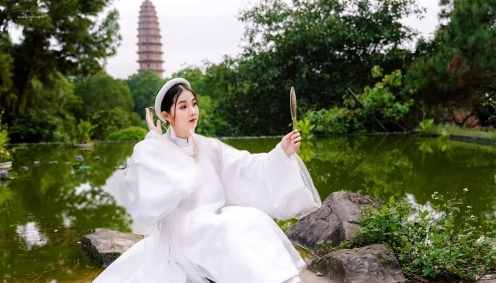 Pho tượng Phật A Di Đà bằng đá thời Lý tại Chùa Phật Tích