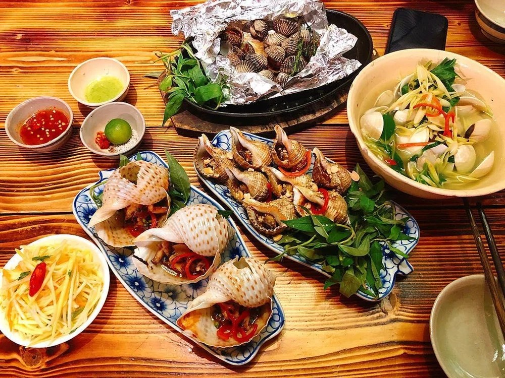 Dạo Chơi Chợ Đêm và Thưởng Thức Ẩm Thực Bãi Cháy