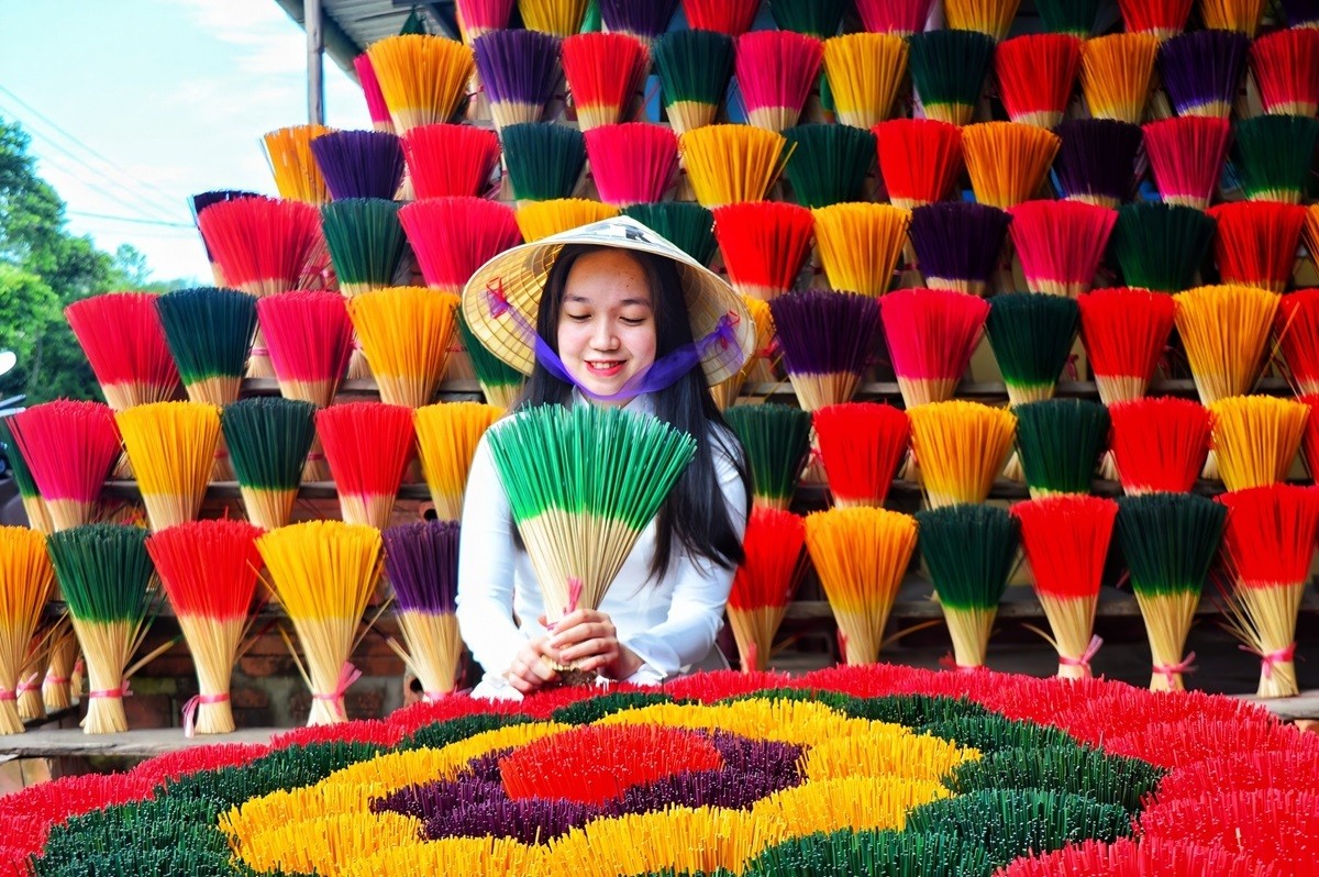 Những bó hương đủ sắc màu tại Làng hương Thủy Xuân