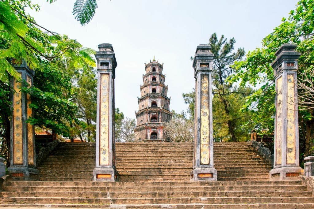 Chùa Thiên Mụ cổ kính soi bóng bên sông Hương