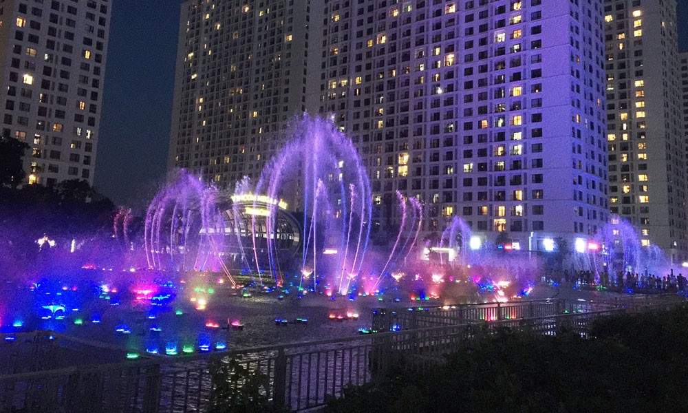 Quảng trường và sân khấu nhạc nước ấn tượng tại Times City.