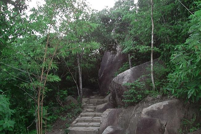 Con đường gập ghềnh lên núi Minh Đạm