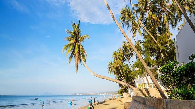 Bãi biển rộng với làn nước trong xanh và cát mịn