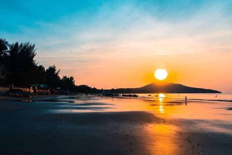 Cảnh biển gần trung tâm thành phố với các hoạt động du lịch