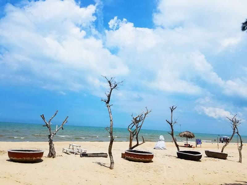 Cảnh biển thanh bình với sóng nhẹ và bãi cát dài