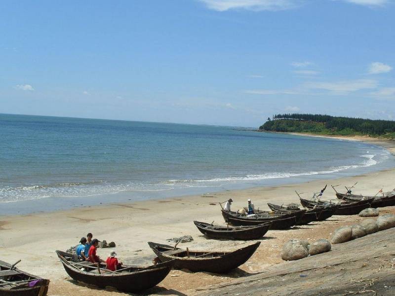 Nhiều thuyền thúng và thuyền đánh cá neo đậu trên bờ biển