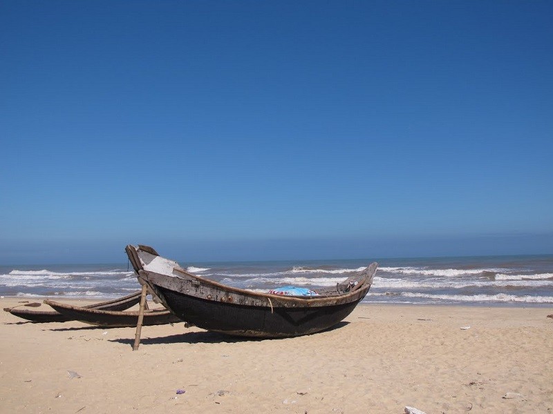 Bãi biển hoang sơ với cát trắng và làn nước trong xanh