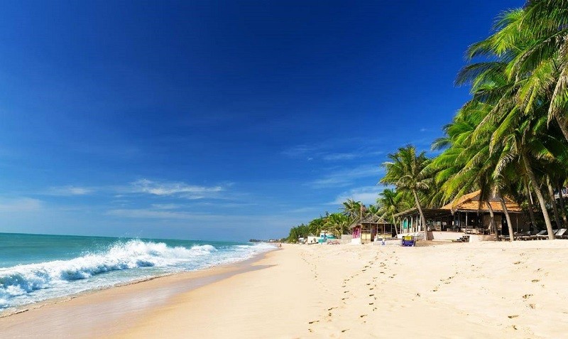 Khung cảnh biển Mũi Né với đồi cát vàng và làn nước xanh
