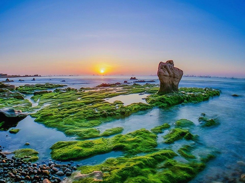 Quần thể đá với nhiều màu sắc và hình thù kỳ lạ trên bãi biển
