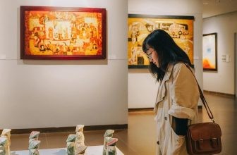 Du khách chiêm ngưỡng các tác phẩm điêu khắc tại tầng 2