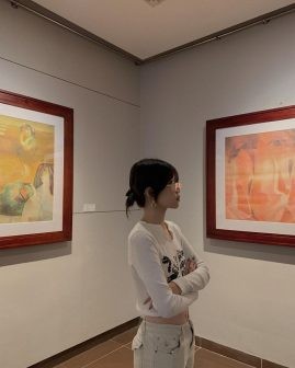 Du khách tạo dáng chụp ảnh tại không gian nghệ thuật của bảo tàng
