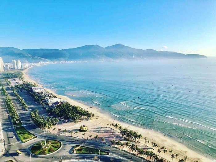 Bãi biển Mỹ Khê với cát trắng, nước xanh và không gian thoáng đãng