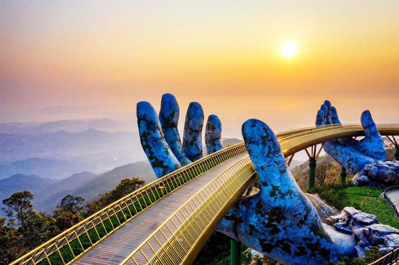 Khu du lịch Bà Nà Hills với kiến trúc châu Âu và cảnh quan ấn tượng