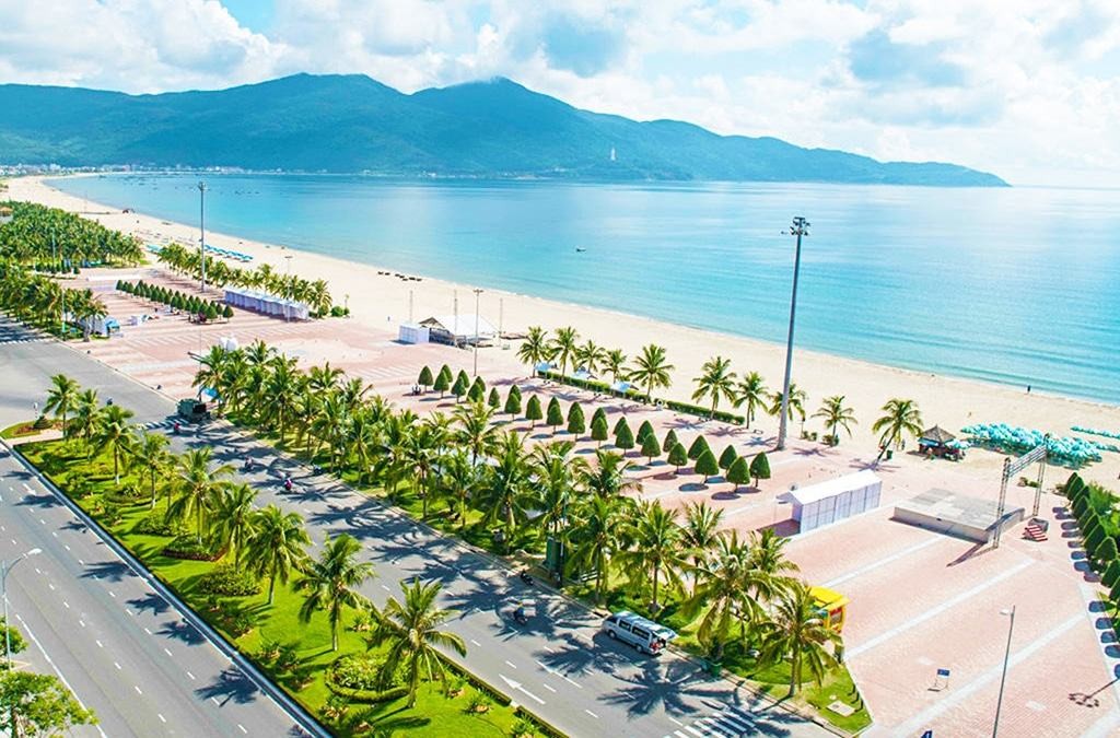 Công viên Biển Đông Đà Nẵng với đàn bồ câu trắng bay lượn