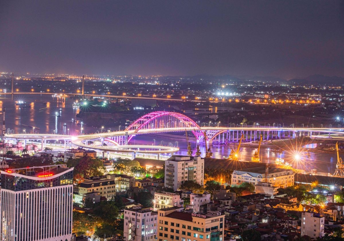 Cầu Hoàng Văn Thụ về đêm