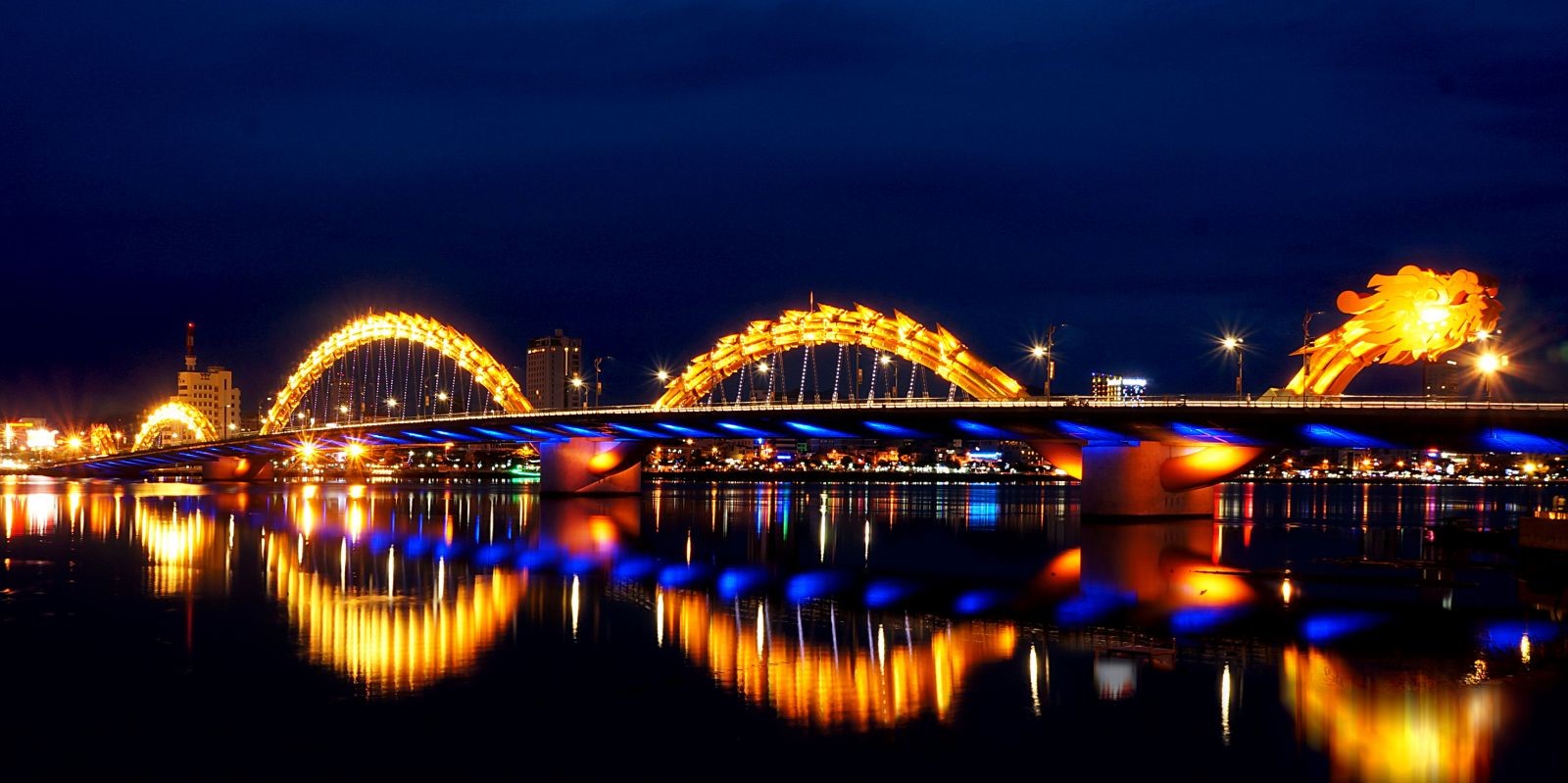 Cầu Rồng phun lửa và phun nước về đêm