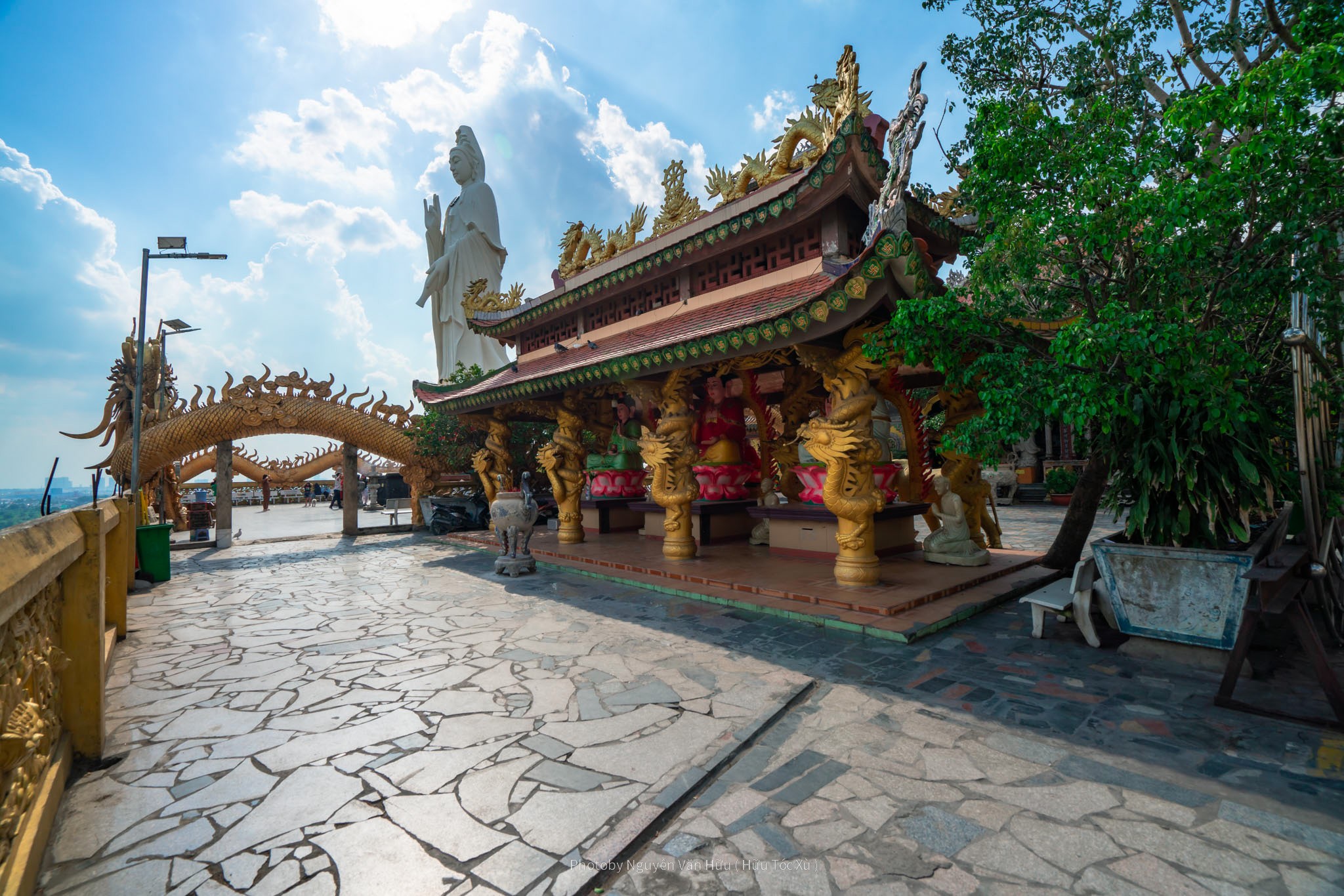 Mái chùa với các chi tiết trang trí rồng tinh xảo.