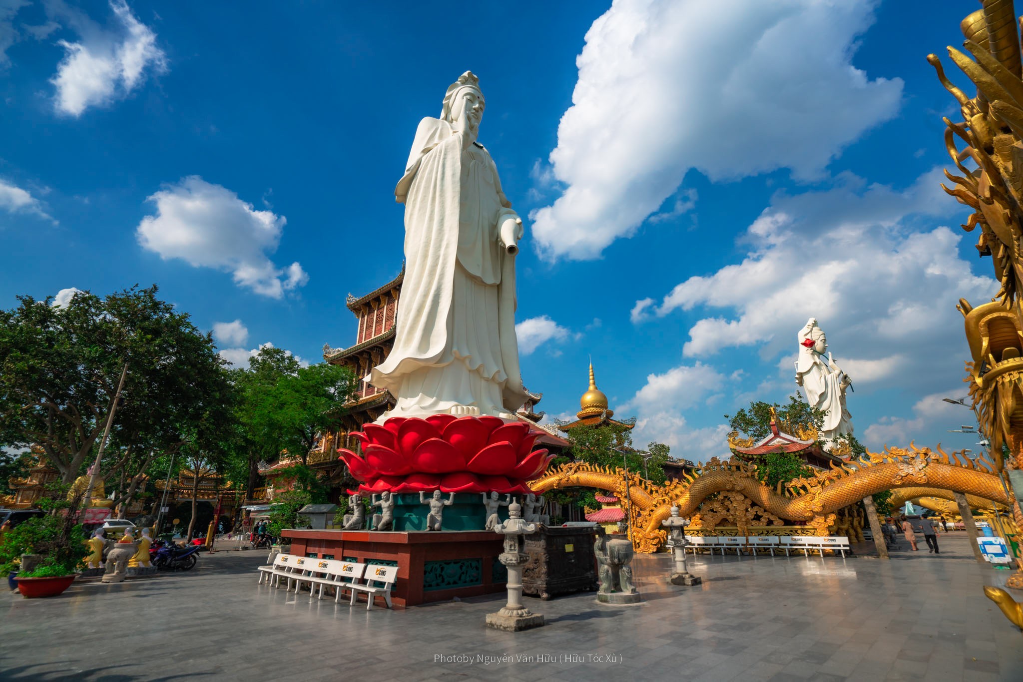 Hai bức tượng Quan Thế Âm uy nghiêm nhìn từ trên cao.