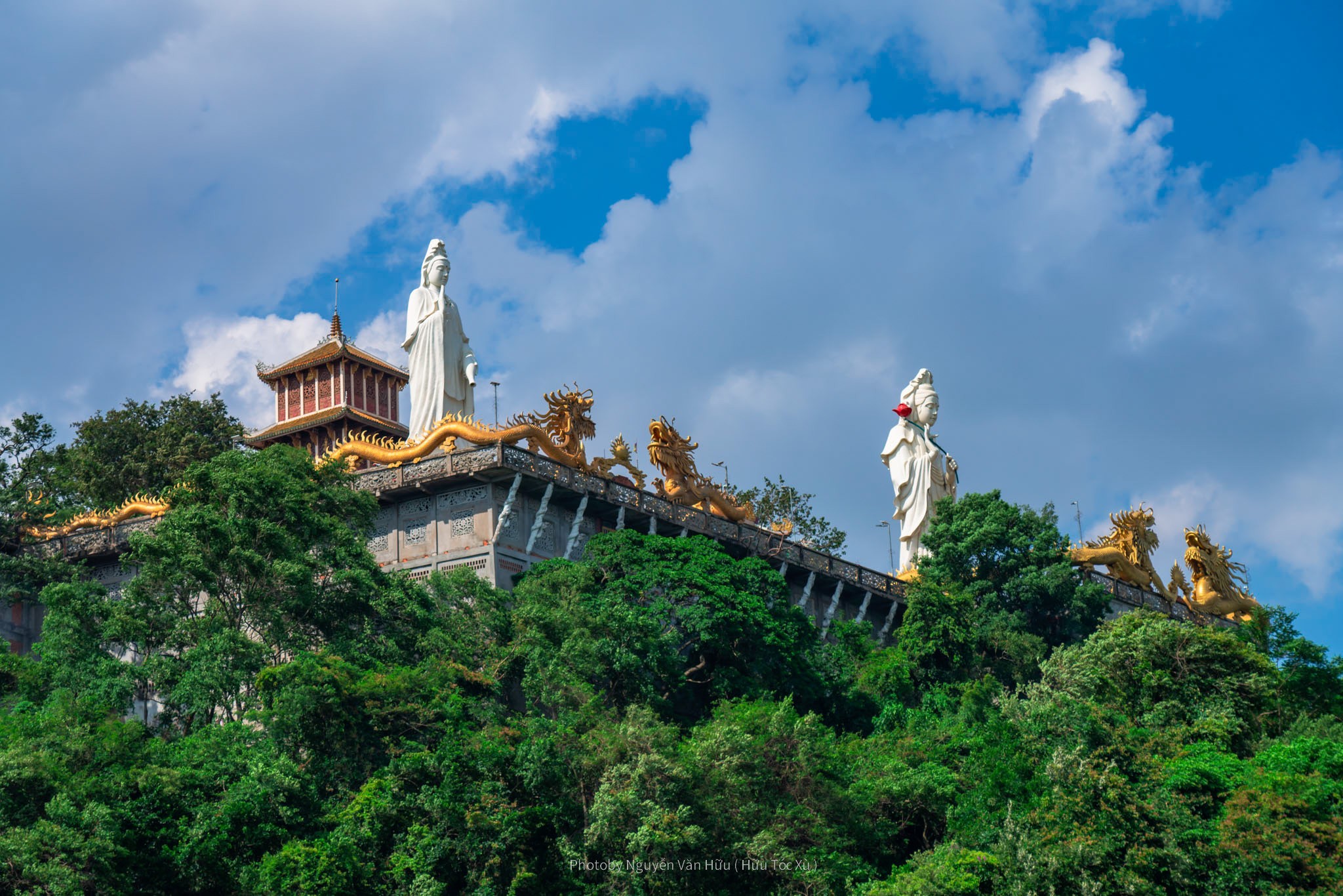 Khung cảnh nhìn từ chùa Châu Thới xuống hồ nước.
