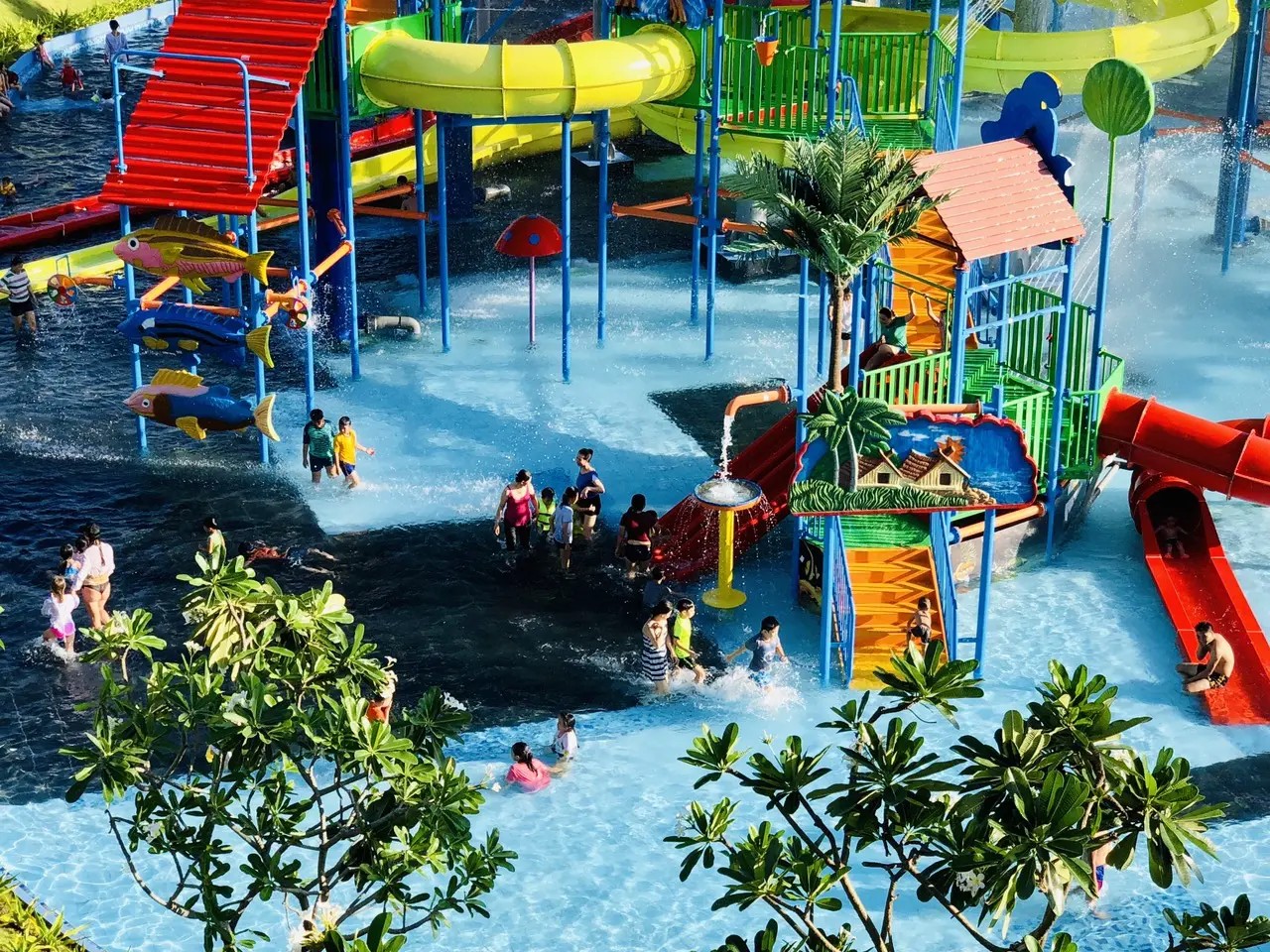 Cảnh quan hấp dẫn tại công viên nước Golden Peak Park