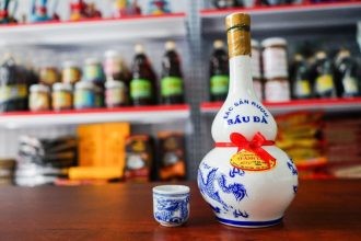 Đặc sản Bình Định rượu Bàu Đá là một loại rượu mạnh có vị cay ấm, nồng nàn