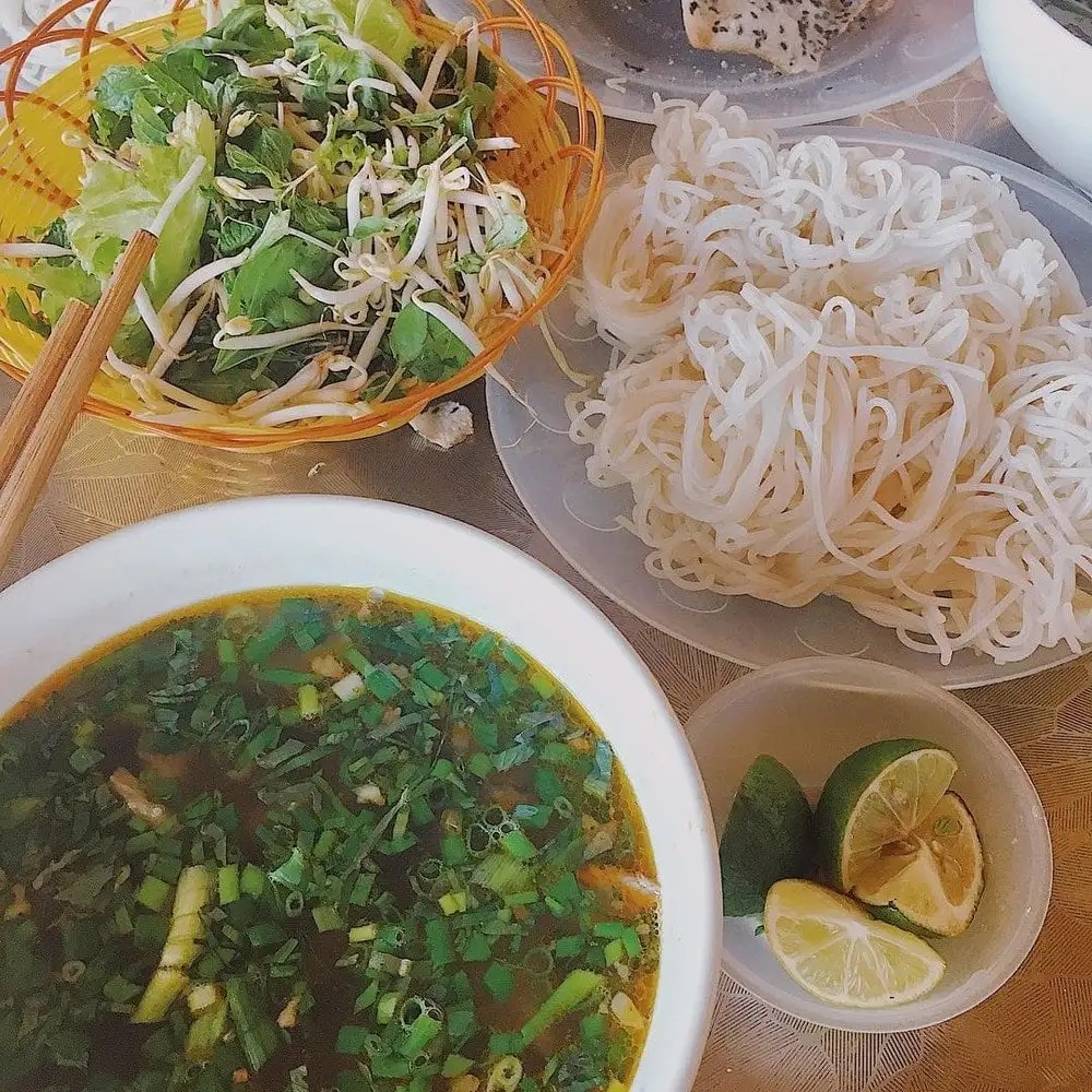Bún bò Đò Trai với sợi bún dai mềm và nước dùng thơm béo