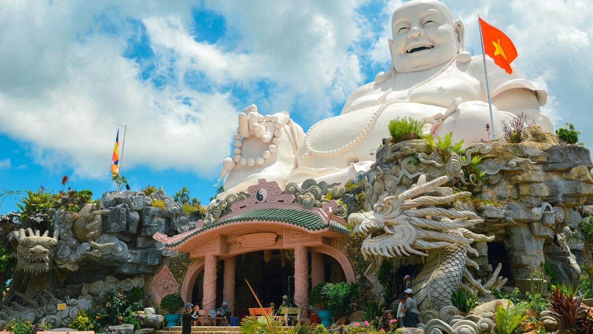 Khung cảnh hùng vĩ nhìn từ Núi Cấm