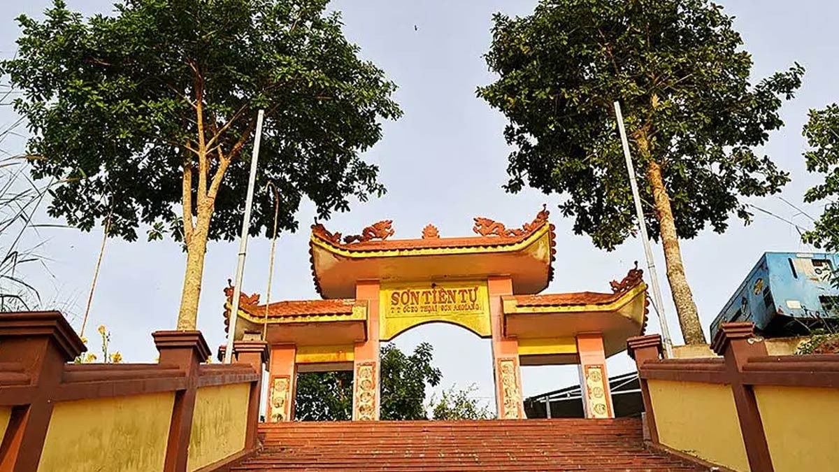 Chùa Sơn Tiên Tự trên đỉnh Núi Ba Thê