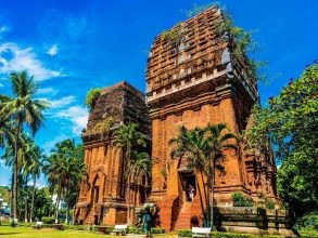 Tháp Đôi gồm 2 ngọn tháp đứng độc lập